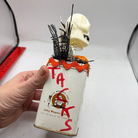 Halloween Skull Wagner Cinnamon and Spice centerpiece - Assemblage Tea Tin - Picture 5 of 6